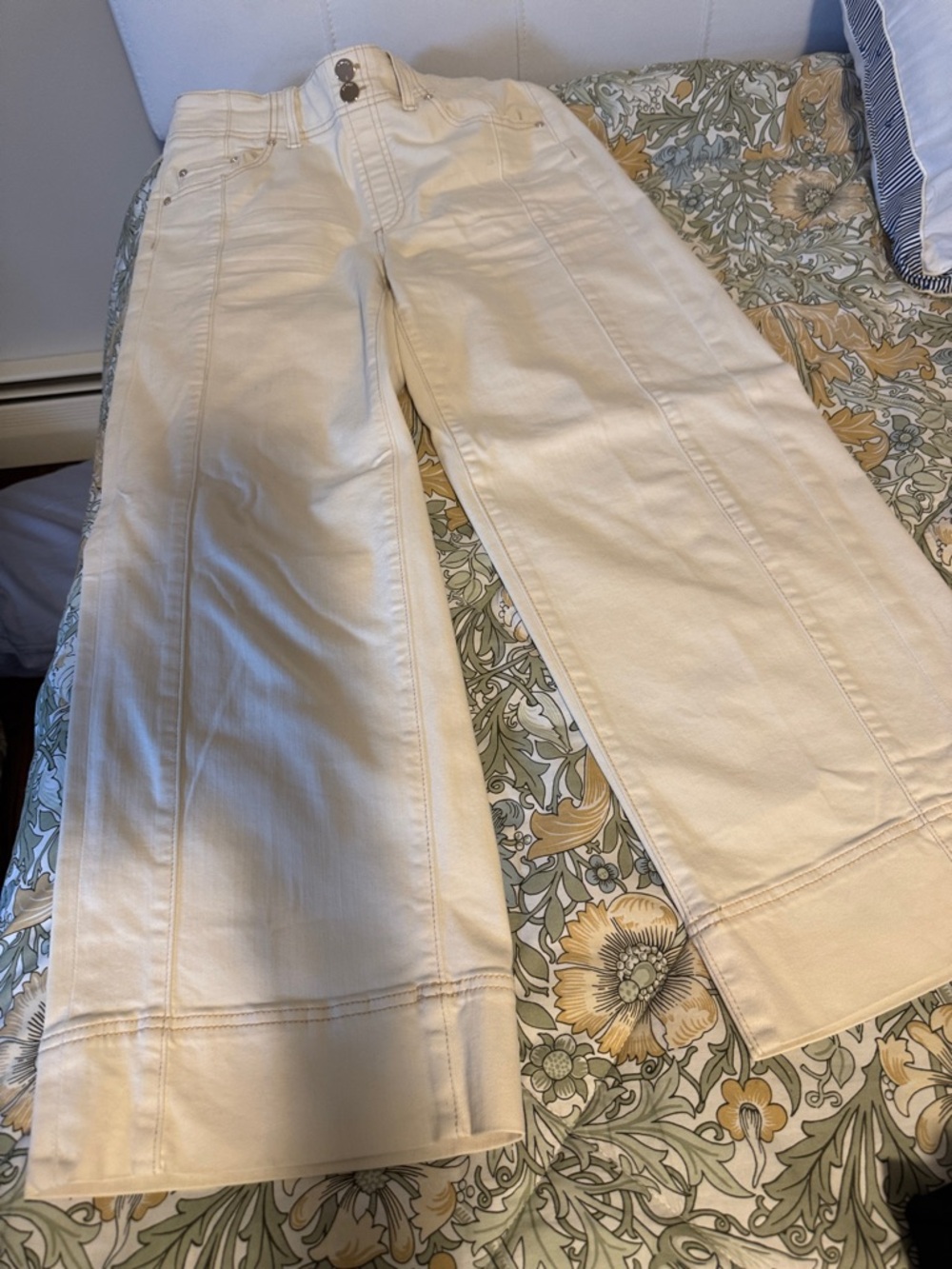 Chico's Cream Wide-Leg Cropped Jeans
